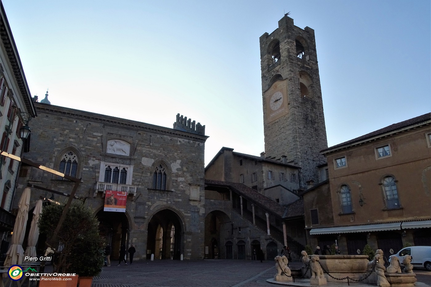 65 Piazza Vecchia con Palazzo della Ragione a sx e Torre Civica 'Campanone' a dx.JPG